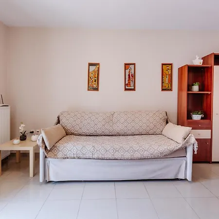 Philoxenia Place 3rd Floor Apartment